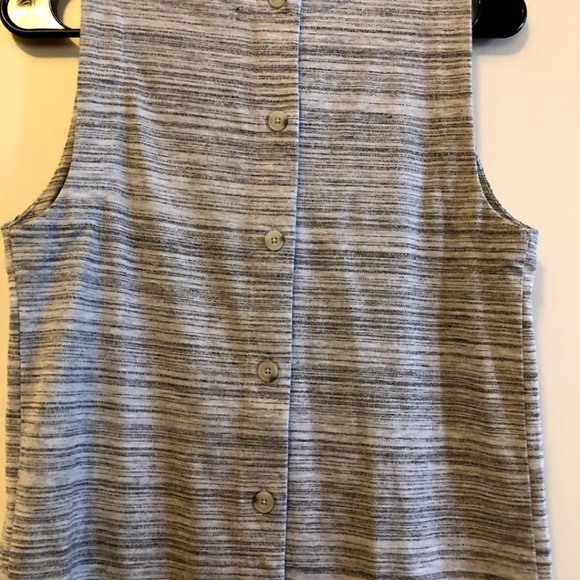 Gap space gray top with button back - Picture 3 of 3
